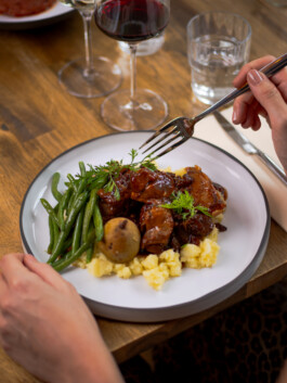 café, brasserie, restaurant, cuisine locale, brasserie, Fribourg, Schweizerhalle, traditionnel, authentique, ambiance chaleureuse