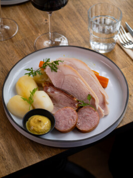 café, brasserie, restaurant, cuisine locale, brasserie, Fribourg, Schweizerhalle, traditionnel, authentique, ambiance chaleureuse