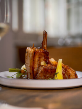 café, brasserie, restaurant, cuisine locale, brasserie, Fribourg, Schweizerhalle, traditionnel, authentique, ambiance chaleureuse